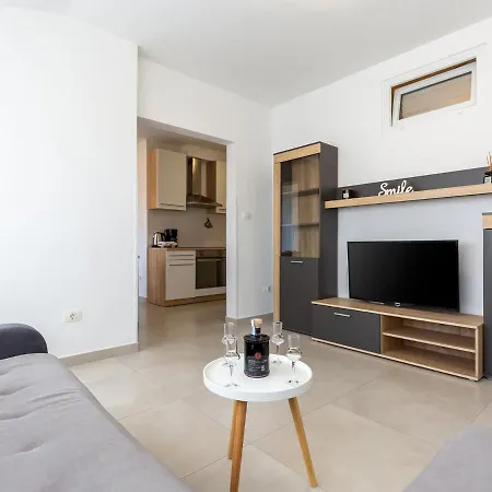 Amoroso 200m From Sea Apartment *